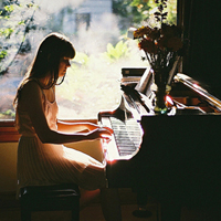 弹钢琴女生头像