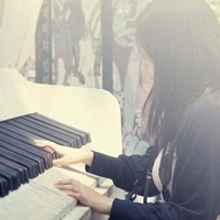 弹钢琴女生头像