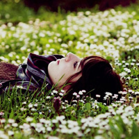 女生躺着的头像 好看的女生头像躺着图片 躺在草地上、花丛中