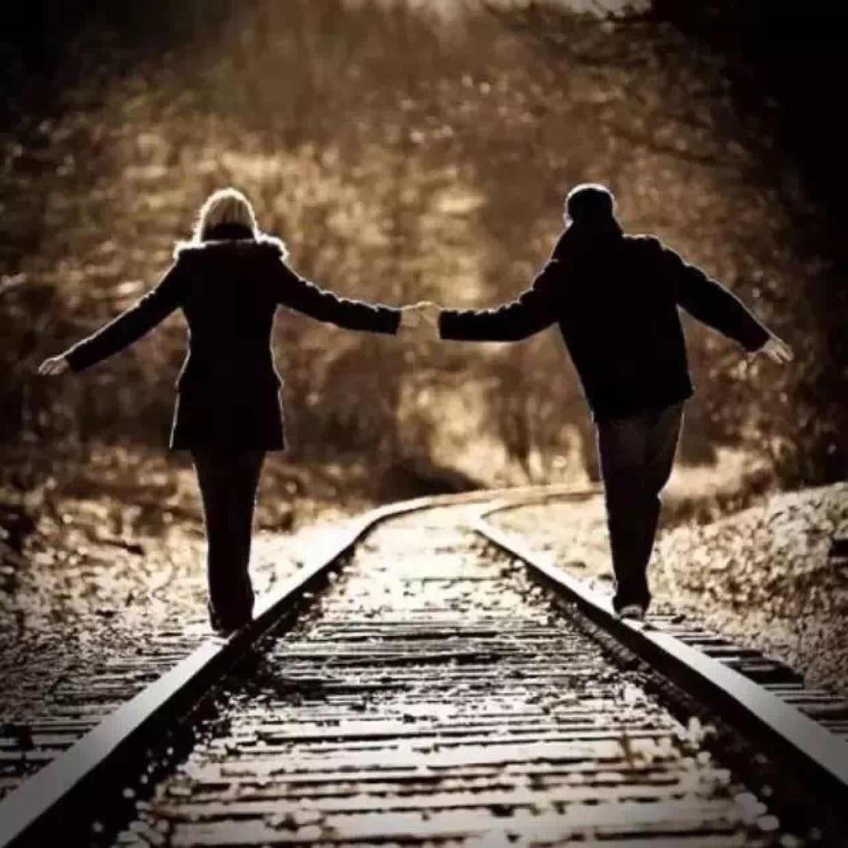 牵手行走在火车轨道上的背影情侣头像图片