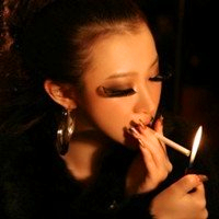 女生点烟头像_点烟的女生qq头像_点烟姿势很帅的女人
