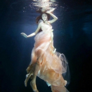 穿长裙沉在水中女生唯美头像