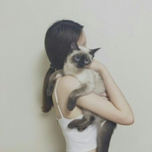 抱着猫的孤独女生侧面头像