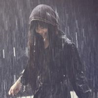 雨中微信头像女