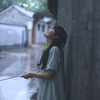 雨中微信头像女