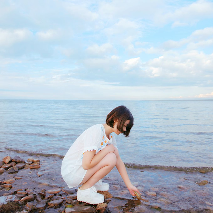 女生海边玩水头像