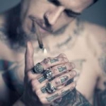 纹身男抽烟头像图片_霸气纹身的抽烟男