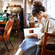 在咖啡店里看书的女生头像图片