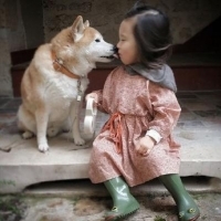 小女孩与柴犬头像图片