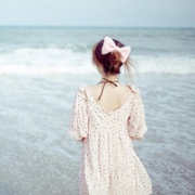 微信头像女生背影看海 独孤的背影一个人看海