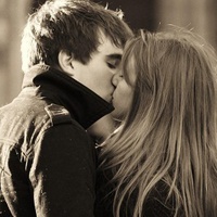 情侣接吻情侣头像 做快乐的接吻情侣