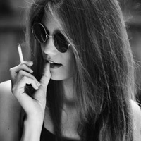 孤独一个人抽烟伤感欧美女生头像