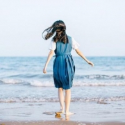 女生海边头像背影图片 一个人站在海边的女生背影