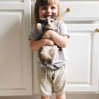 抱着宠物的可爱小女孩头像