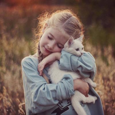 抱着宠物的可爱小女孩头像