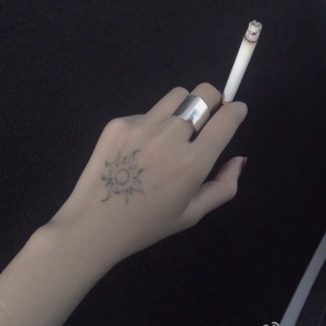 社会女生纹身抽烟头像