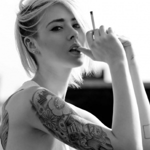 社会女生纹身抽烟头像