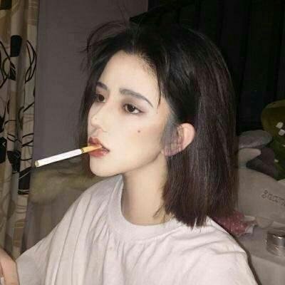 女生抽烟头像高清大图